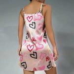 Camisón Sexy de Satén Talla M – Estampado de Corazones con Tirantes - Imagen 2